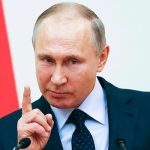 Путин подписал закон о временном запрете на выезд из России для экс-сотрудников ФСБ