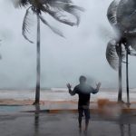 В 35 департаментах Франции объявили предпоследний уровень тревоги из-за урагана "Сиара"