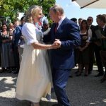 Станцевавшая с Путиным экс-глава МИД Австрии поселилась в рязанской деревне