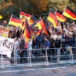 Многотысячный митинг сторонников теории «коронавирусного заговора» в Берлине