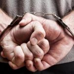 В Азербайджане должностное лицо и экс-чиновник арестованы за взятку