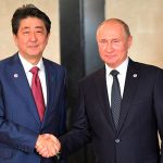 Абэ на встрече с Путиным подтвердил намерение работать над мирным договором