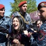 Полиция задерживает приковавшихся к дверям кабмина Армении оппозиционеров