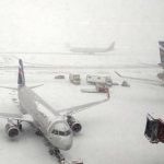 В московских аэропортах из-за снегопада задержали более 20 рейсов