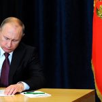 Путин подписал закон о запрете пользоваться смартфонами в армии