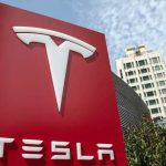Акции производителя электромобилей Tesla обвалились на 50% за год