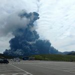Вулкан в Японии выбросил столб пепла на высоту 600 метров