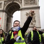 Полиция Франции применила водомёты и слезоточивый газ против "жёлтых жилетов"