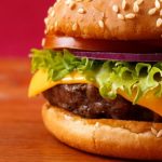 Калифорнийка съела 32 бургера за 10 минут и побила свой рекорд