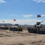 Минобороны Азербайджана заявляет об отступлении армян на разных направлениях фронта