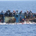 Число погибших при опрокидывании лодки у берегов Туниса возросло до 80