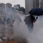 Полиция применила перцовый газ против протестующих возле аэропорта Гонконга