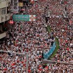 Взявшись за руки жители Гонконга образовали живые цепи