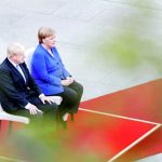 Меркель и Джонсон сидя слушали гимны перед переговорами