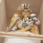 В Каире начали реставрировать позолоченный саркофаг Тутанхамона