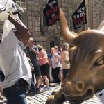 В Нью-Йорке вандал повредил статую "Атакующий бык" - Фото