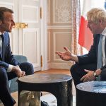 Президент Франции поставил премьеру Великобритании ультиматум из-за COVID-19