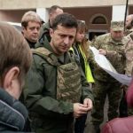 Зеленский потребовал от украинских военных «держать порох сухим» в Донбассе