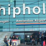 Пассажиры и экипаж в аэропорту Амстердама в безопасности