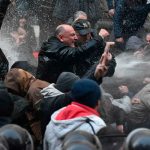 В Тбилиси водометами разогнали митингующих у парламента оппозиционеров