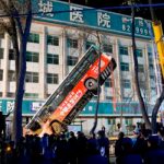 В Китае асфальт провалился под пассажирским автобусом