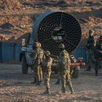 Греческие военные на границе распыляют слезоточивый газ вентиляторами