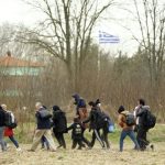 Заслоны сняты: орды беженцев устремились в ЕС