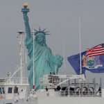 В Нью-Йорк прибыл плавучий госпиталь ВМС США