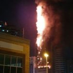 В ОАЭ высотное здание охватил сильный пожар