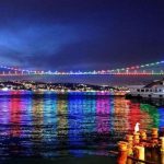 Мосты Стамбула и Галатская башня в цветах флага Азербайджана