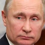 Путин поручил продлить до конца лета выплаты медикам за борьбу с COVID-19