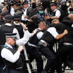 Протестующие в Лондоне устроили «штурм» резиденции премьера