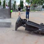 Протестующие снесли памятник Колумбу в Миннесоте