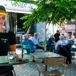 Во Франции открылись кафе и рестораны