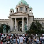 В Сербии демонстранты устроили сидячую акцию протеста у парламента
