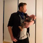Илон Маск опубликовал новую фотографию с новорожденным сыном