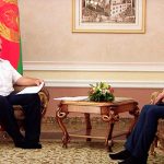 Лукашенко пришел на интервью без обуви