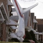 В штате Юта самолет с шестью пассажирами рухнул на жилой дом