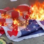 У Белого Дома после речи Трампа сожгли флаг США