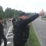 Лукашенко с автоматом вышел к силовикам и обещал "разобраться" с протестующими