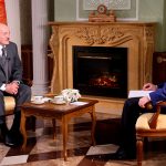 Лукашенко: Путин не будет держаться посиневшими руками за власть