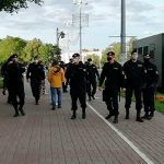 В центр Минска стягивается военная бронетехника, в том числе БТР