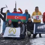 Патриотизм на высоте 4466 метров: альпинисты водрузили флаг в солидарность с Азербайджаном