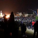 Митингующие в Бишкеке захватили здание парламента и освободили экс-президента Атамбаева из СИЗО