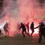 В Италии в ходе акций против ограничений из-за пандемии произошли столкновения с полицией