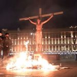 У здания ФСБ подожгли распятого на кресте Христа