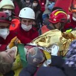 Cпустя 65 часов - из-под завалов в Измире вытащили 3-х летнюю девочку