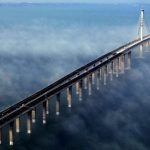 В Китае открыли первый в мире подвесной мост для высокоскоростных поездов
