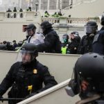 Более 50 полицейских пострадали в ходе беспорядков в Конгрессе США