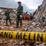 Число жертв последствий серии землетрясений в Индонезии выросло до 56